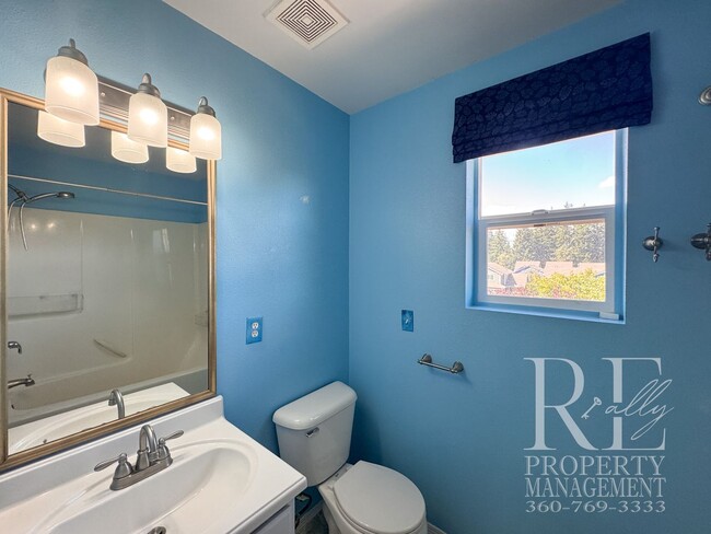Building Photo - Spacious Bremerton Retreat with Designer Kitchen, Large Fenced Yard & Primary Suite