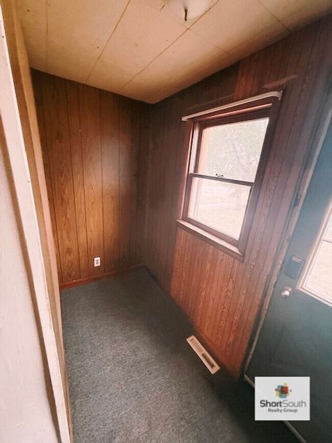 Building Photo - Updated 2 bed 1 bath main floor apartment with covered detached garage