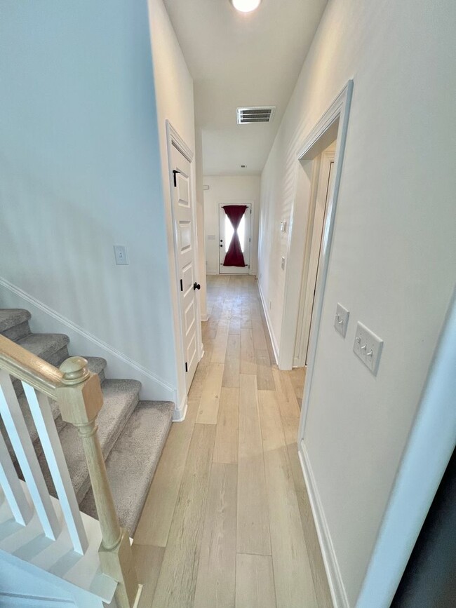 Building Photo - 3 Bed, 2.5 Bath Townhome w/ 1 Car Garage