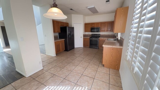 Building Photo - Beautiful townhome in a gated community.