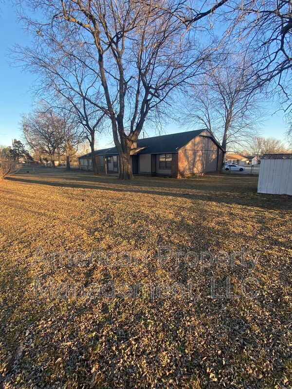 Building Photo - 1132 N Hickory Dr