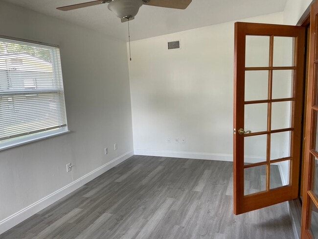 Building Photo - 3/1 -1/2 POOL HOME IN CASSELBERRY