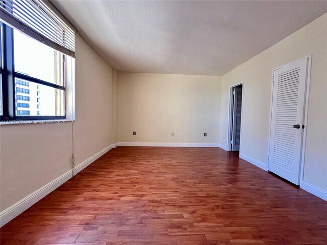 Building Photo - 10185 Collins Ave