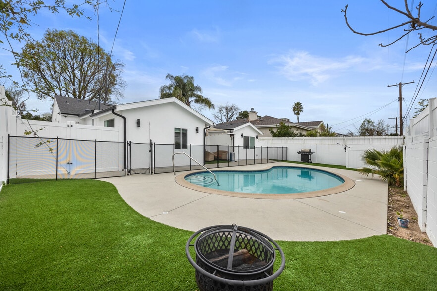 Building Photo - 18015 Collins St