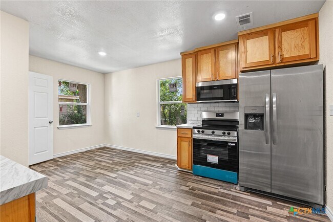 Building Photo - 906 Attas Ave