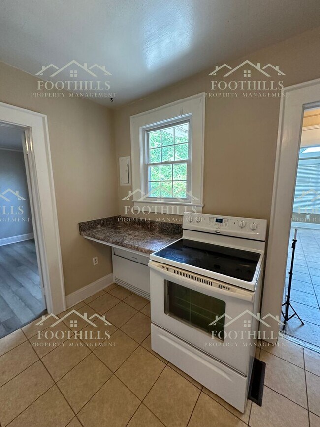 Building Photo - Beautifully updated cottage! 3-Bedroom/2-B...