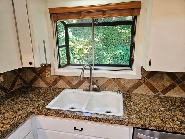 Building Photo - Cozy Wooded Vintage Charmer