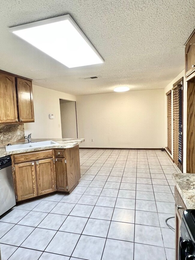 Building Photo - 4-bed 2-bath 2-car For lease SW Moore