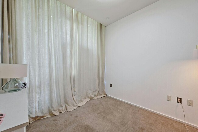 Building Photo - Prime Location, Luxurious Living!