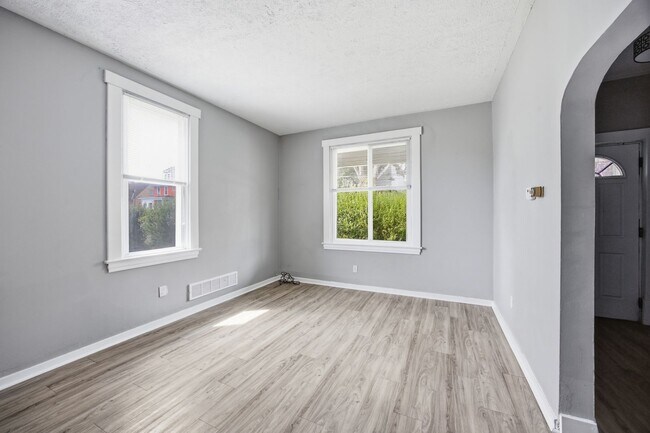 Building Photo - 827 Hinnerman St