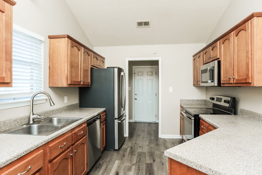 Building Photo - 6325 Sandbourne E