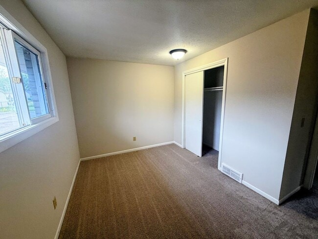 Building Photo - Two bedroom one bathroom apartment for rent