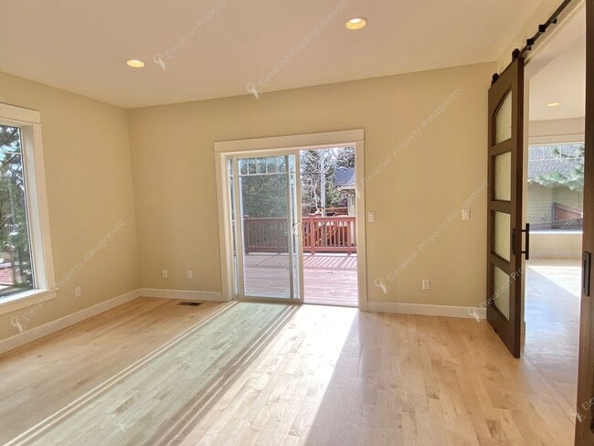 Building Photo - Light-Filled Awbrey Butte Retreat