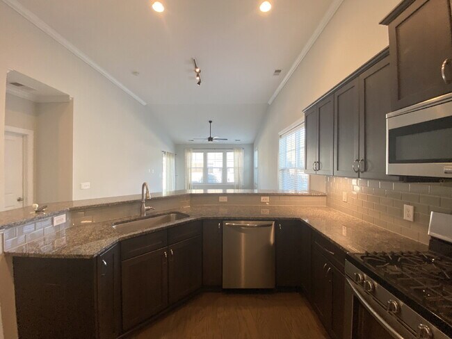 Building Photo - End Unit Townhouse in Cypress Ridge!