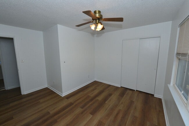 Building Photo - 6 Bedrooms-Little Neck Area