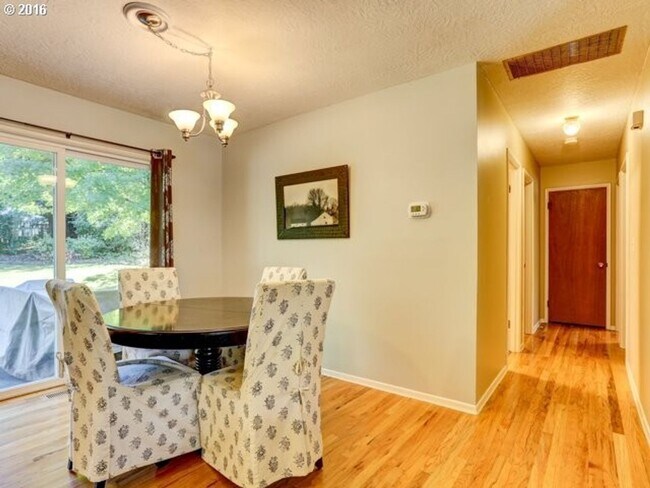 Building Photo - Beautiful 3 Bedroom Ranch Style Home in Cedar Hills with Remodeled Gourmet Kitchen!