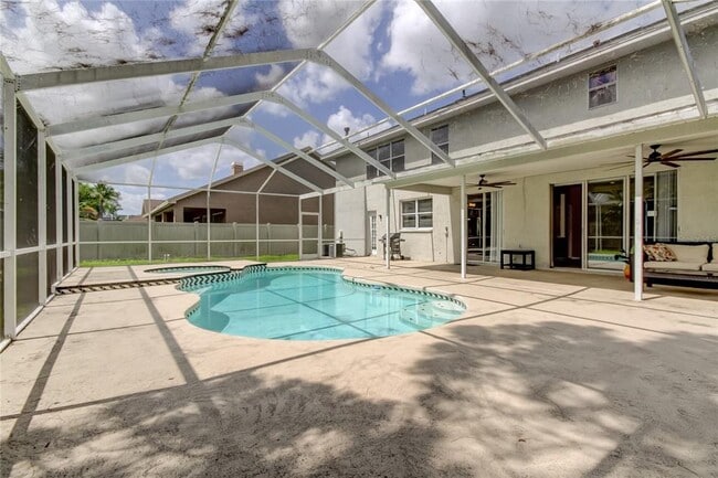 Building Photo - 9401 Woodbay Dr