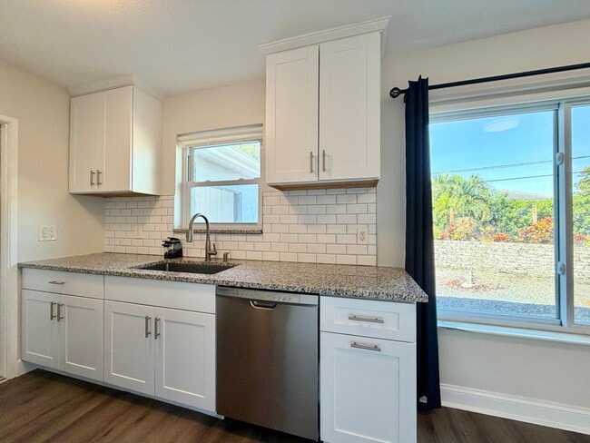 Building Photo - 1615 Crest Dr