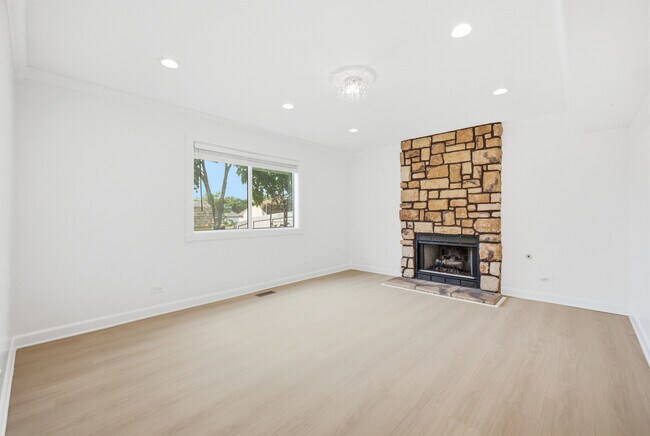 Building Photo - 1320 Burns Dr