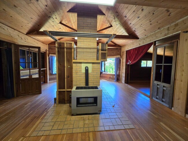 Building Photo - Cabin In the Wood!