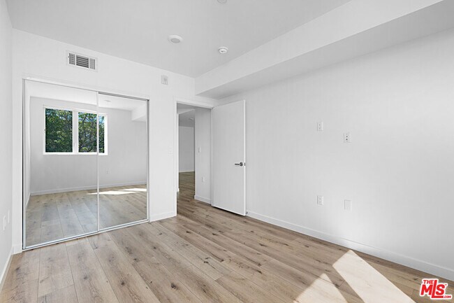 Building Photo - 5229 Willowcrest Ave