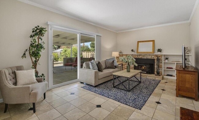 Building Photo - Charming Silvergate Home with Stunning Bac...
