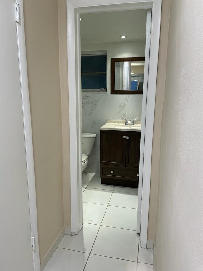 Building Photo - 2005 Jefferson St