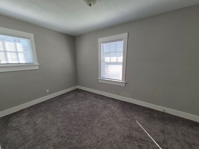 Building Photo - Gorgeous large 3-bedroom house