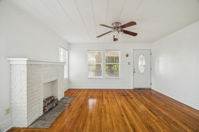 Building Photo - 2504 Oakcliff St