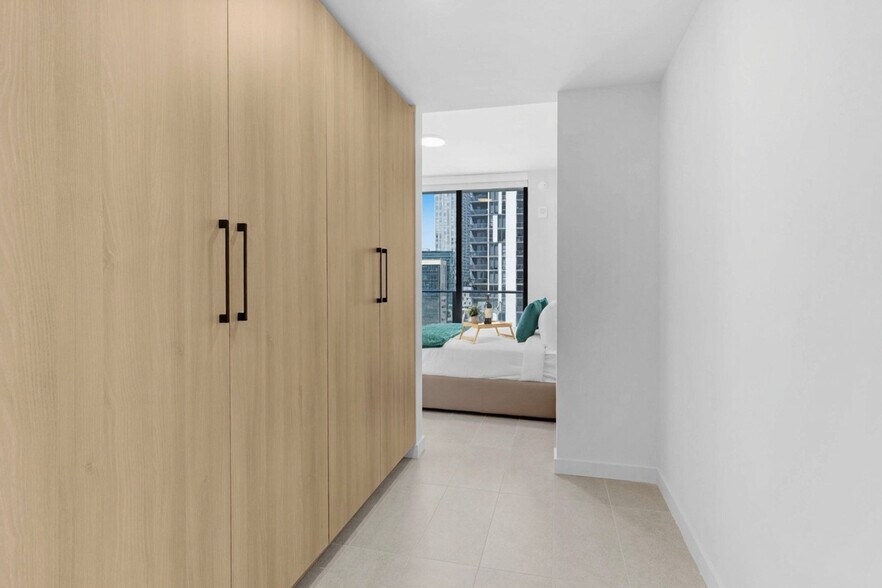 Building Photo - 501 NE 1st Ave