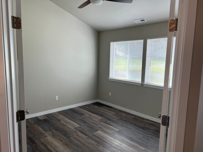 Building Photo - Country quiet, brand new house