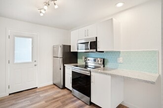 Building Photo - Beautiful 2 bedroom with private backyard
