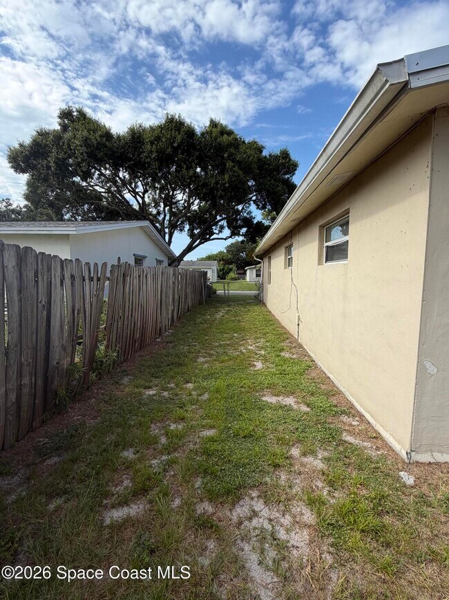 Building Photo - 2559 Locksley Rd