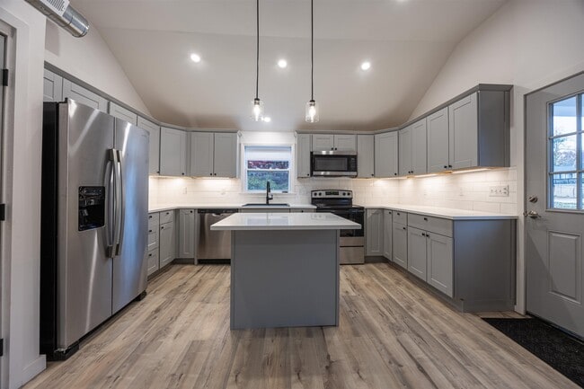 Building Photo - 601 Collettes Grove Rd