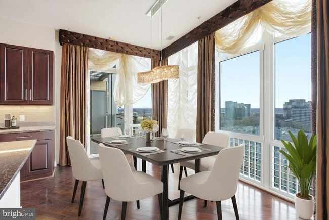 Building Photo - 8220 Crestwood Heights Dr