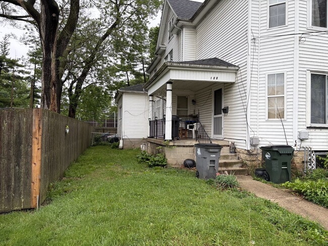 Building Photo - Welcome Home to Your Charming 2-Bedroom Apartment in Troy!