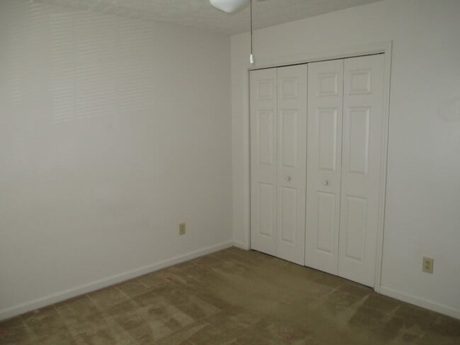 Building Photo - 2 Bedroom, 1 bath apartment Upstairs Unit ...