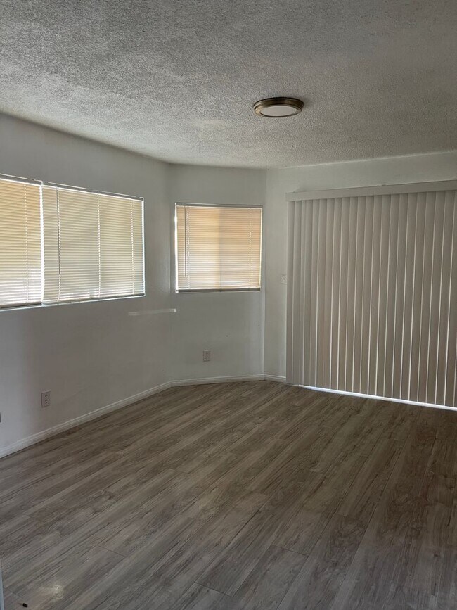 Building Photo - House For Rent