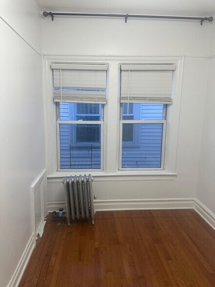 2nd BR - 157 E 40th St