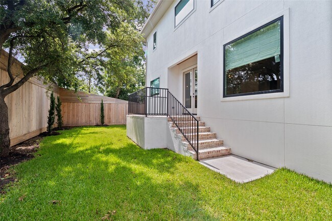 Building Photo - 2317 Sheridan St