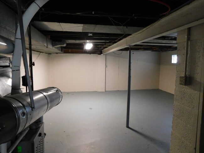 Building Photo - 23546 Glenbrook St