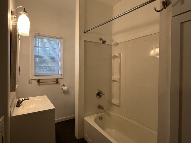 Building Photo - 3 Bedroom House for Lease!!