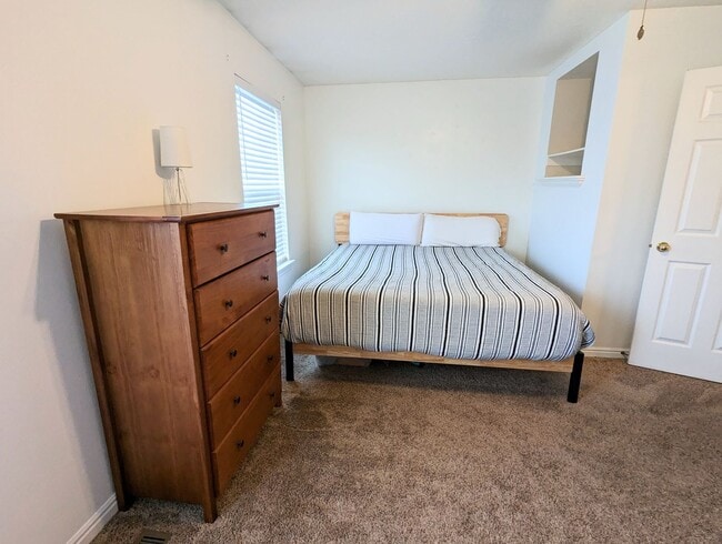 Building Photo - Provo Townhouse