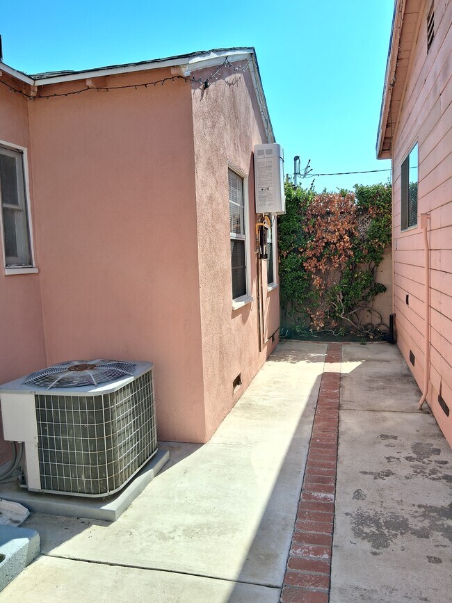 Building Photo - 2724 W Caldwell St