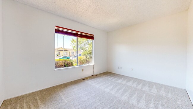 Building Photo - 4 Bedroom 2 Full Bathroom Single Family Ho...