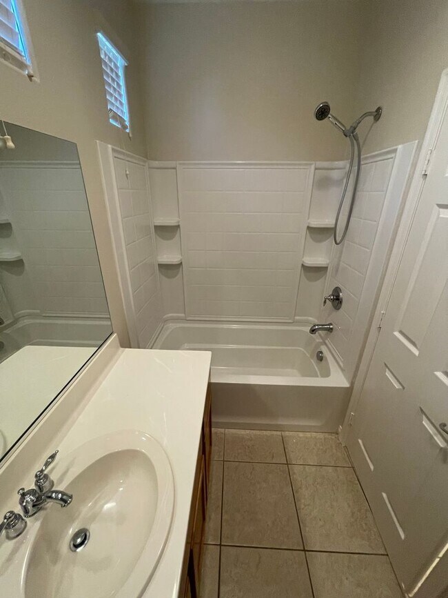 Building Photo - Beautiful Single Story Home in Gated Commu...