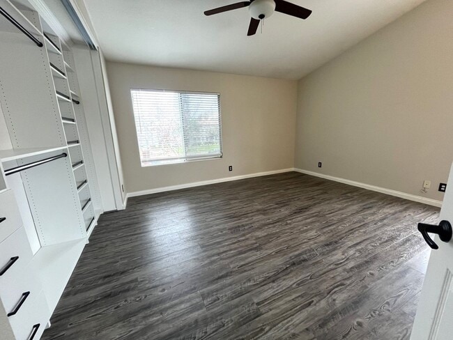 Building Photo - 4 bedroom, 2.5 bathroom home in a gated Riverside community!