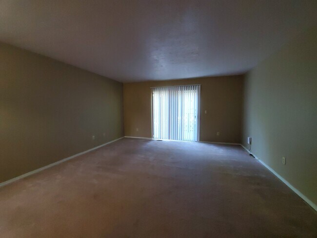 Building Photo - 4 Bedroom Available in July