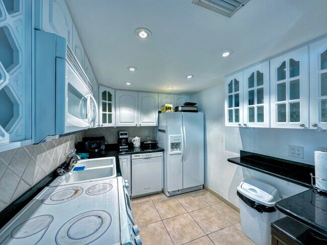 Building Photo - 20335 W Country Club Dr