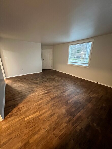 Building Photo - 620 6th Ave